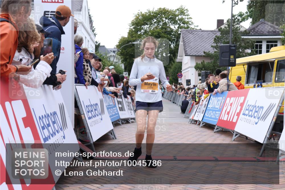 30.08.2026 - Blankeneser Heldenlauf Lena Gebhardt http://msf.ph/oto/10045786 30.08.2026 11:51:28 Ziel 2158, 2159, 2504, 2799 meine-sportfotos.de