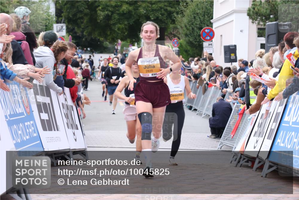 30.08.2026 - Blankeneser Heldenlauf Lena Gebhardt http://msf.ph/oto/10045825 30.08.2026 11:51:33 Ziel 2504, 2508, 2517, 2835 meine-sportfotos.de