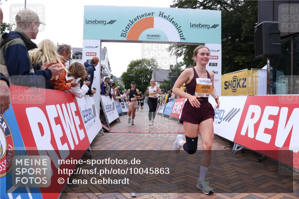 30.08.2026 - Blankeneser Heldenlauf Lena Gebhardt http://msf.ph/oto/10045863 30.08.2026 11:51:36 Ziel 2504, 2508, 2517, 2835 meine-sportfotos.de