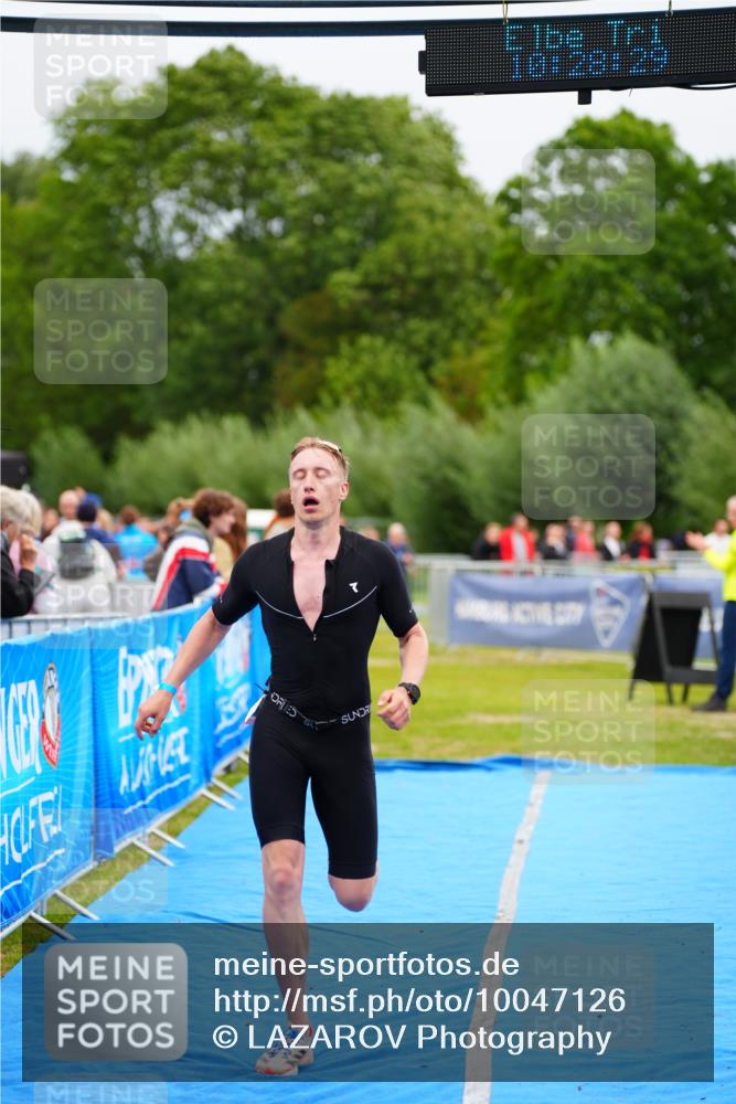 30.08.2026 - Elbe Triathlon Hamburg LAZAROV Photography http://msf.ph/oto/10047126 30.08.2026 10:28:31 Ziel 322 meine-sportfotos.de