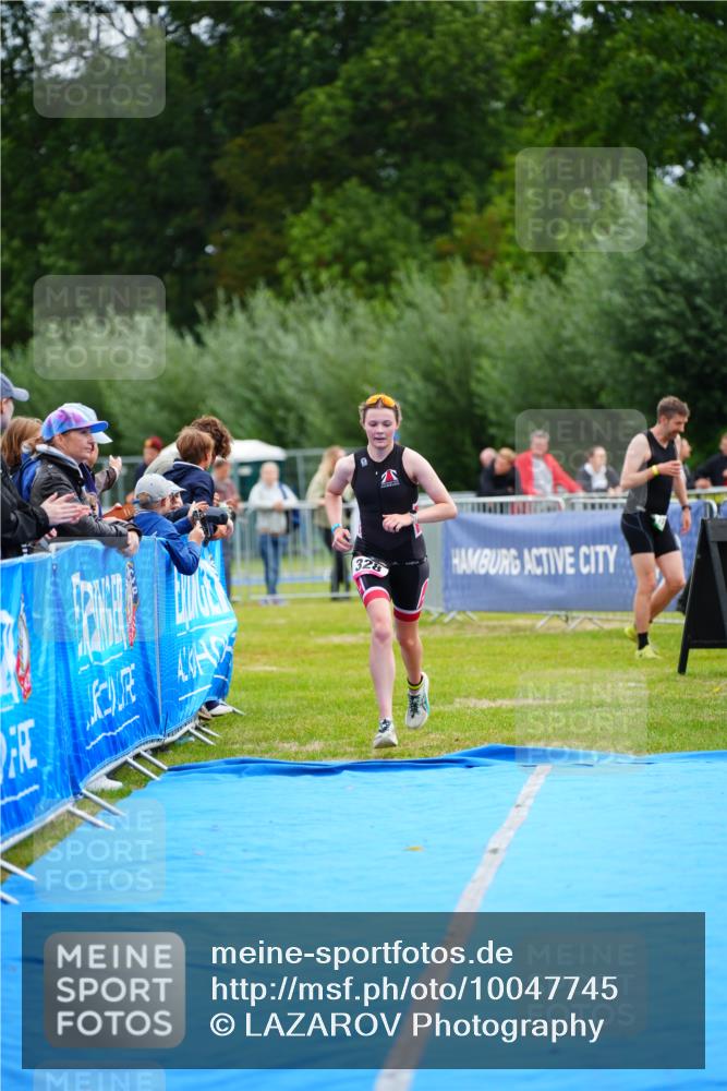 30.08.2026 - Elbe Triathlon Hamburg LAZAROV Photography http://msf.ph/oto/10047745 30.08.2026 10:31:27 Ziel 328 meine-sportfotos.de