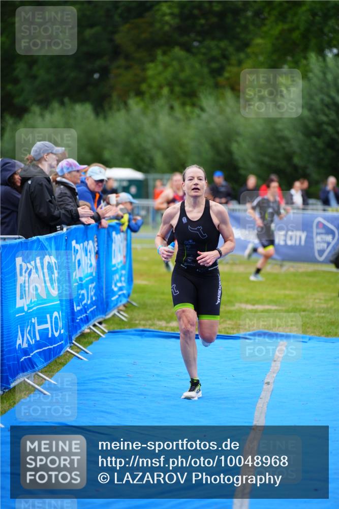 30.08.2026 - Elbe Triathlon Hamburg LAZAROV Photography http://msf.ph/oto/10048968 30.08.2026 10:34:46 Ziel 356, 385 meine-sportfotos.de