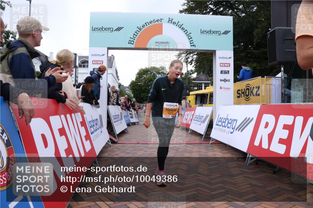 30.08.2026 - Blankeneser Heldenlauf Lena Gebhardt http://msf.ph/oto/10049386 30.08.2026 11:56:36 Ziel 2182, 2262, 2263, 2322, 2473, 4206 meine-sportfotos.de