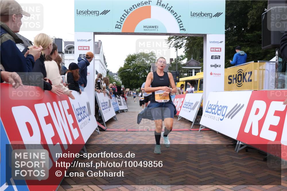 30.08.2026 - Blankeneser Heldenlauf Lena Gebhardt http://msf.ph/oto/10049856 30.08.2026 11:57:46 Ziel 2239, 2574, 2575, 2713, 2869 meine-sportfotos.de