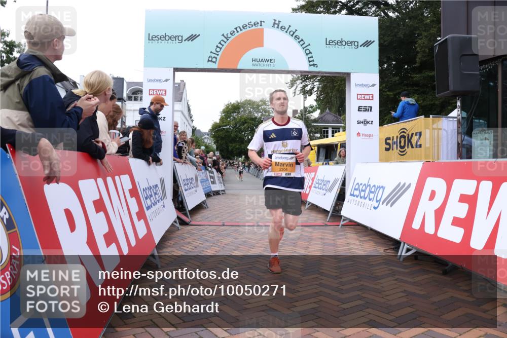 30.08.2026 - Blankeneser Heldenlauf Lena Gebhardt http://msf.ph/oto/10050271 30.08.2026 11:58:26 Ziel 2298, 2306, 2633 meine-sportfotos.de