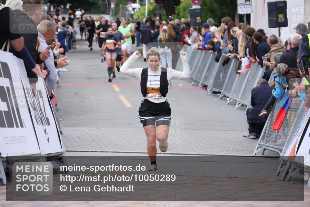 30.08.2026 - Blankeneser Heldenlauf Lena Gebhardt http://msf.ph/oto/10050289 30.08.2026 11:58:30 Ziel 2298, 2306, 2633, 2696 meine-sportfotos.de