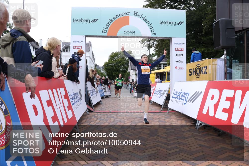 30.08.2026 - Blankeneser Heldenlauf Lena Gebhardt http://msf.ph/oto/10050944 30.08.2026 11:59:29 Ziel 2288, 2293, 2354, 2537, 4296 meine-sportfotos.de