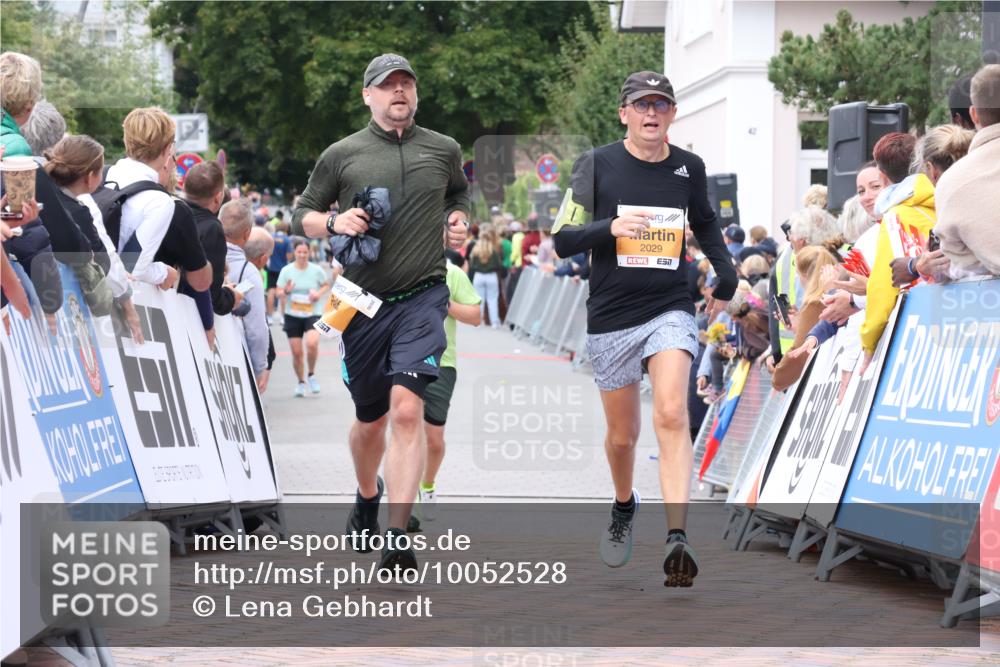 30.08.2026 - Blankeneser Heldenlauf Lena Gebhardt http://msf.ph/oto/10052528 30.08.2026 12:02:33 Ziel 2029, 2030, 2775, 4086 meine-sportfotos.de