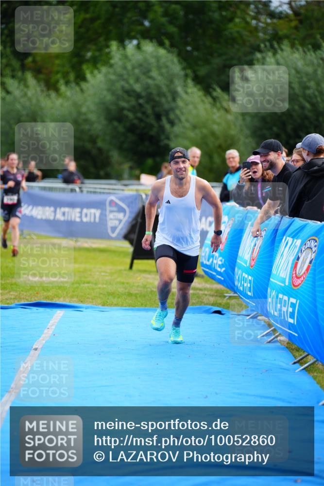 30.08.2026 - Elbe Triathlon Hamburg LAZAROV Photography http://msf.ph/oto/10052860 30.08.2026 10:47:33 Ziel 390, 464 meine-sportfotos.de