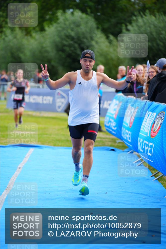 30.08.2026 - Elbe Triathlon Hamburg LAZAROV Photography http://msf.ph/oto/10052879 30.08.2026 10:47:34 Ziel 390, 464 meine-sportfotos.de