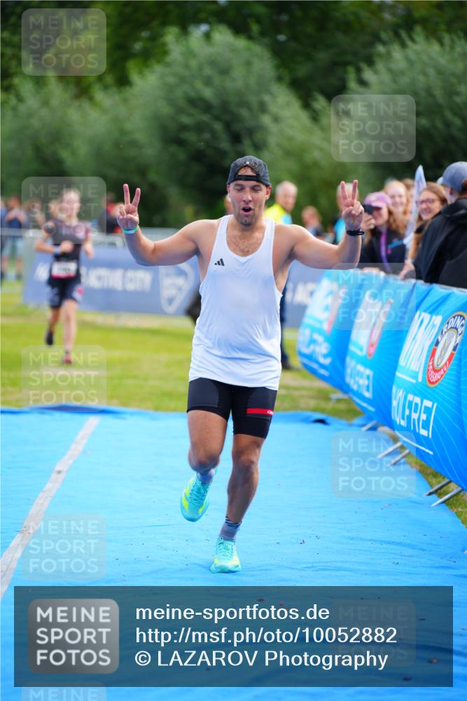 30.08.2026 - Elbe Triathlon Hamburg LAZAROV Photography http://msf.ph/oto/10052882 30.08.2026 10:47:35 Ziel 390, 464 meine-sportfotos.de