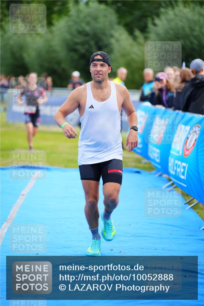30.08.2026 - Elbe Triathlon Hamburg LAZAROV Photography http://msf.ph/oto/10052888 30.08.2026 10:47:35 Ziel 390, 464 meine-sportfotos.de