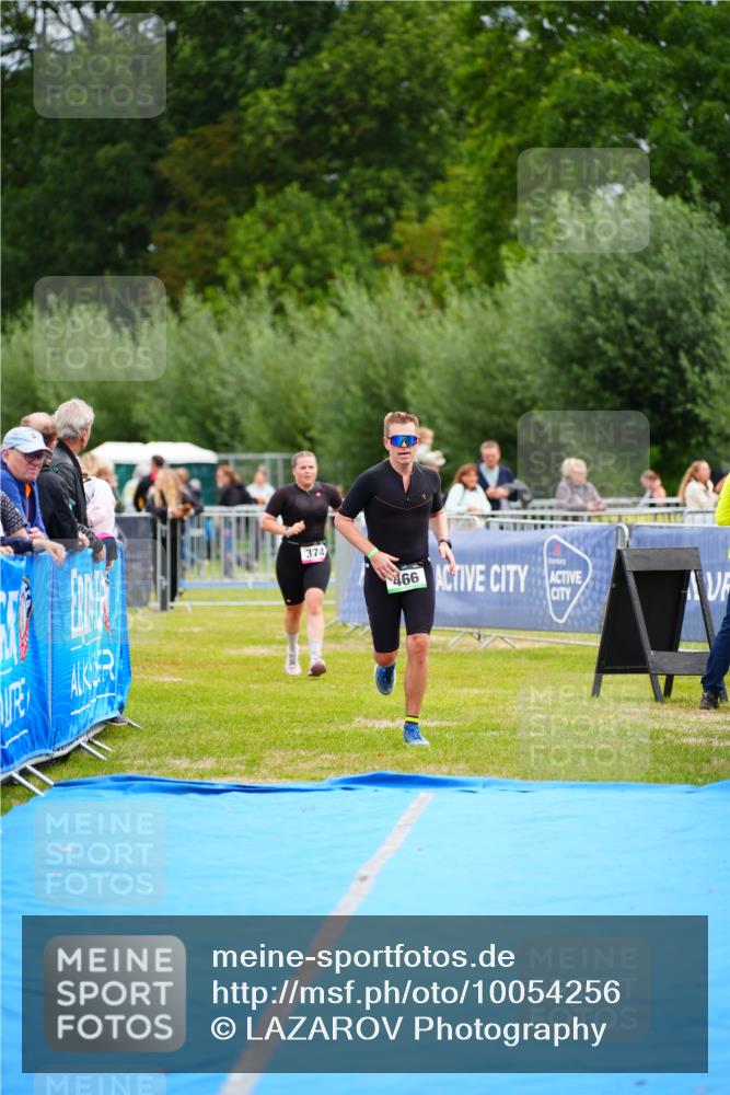 30.08.2026 - Elbe Triathlon Hamburg LAZAROV Photography http://msf.ph/oto/10054256 30.08.2026 10:54:26 Ziel 374, 466 meine-sportfotos.de