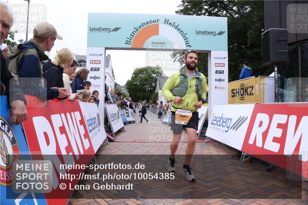 30.08.2026 - Blankeneser Heldenlauf Lena Gebhardt http://msf.ph/oto/10054385 30.08.2026 12:05:54 Ziel 2813, 2824, 2831 meine-sportfotos.de