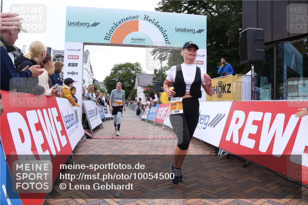 30.08.2026 - Blankeneser Heldenlauf Lena Gebhardt http://msf.ph/oto/10054500 30.08.2026 12:06:10 Ziel 2199, 2594, 2595, 2936 meine-sportfotos.de