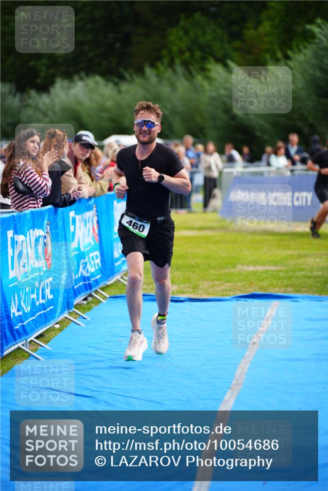 30.08.2026 - Elbe Triathlon Hamburg LAZAROV Photography http://msf.ph/oto/10054686 30.08.2026 10:57:44 Ziel 460 meine-sportfotos.de