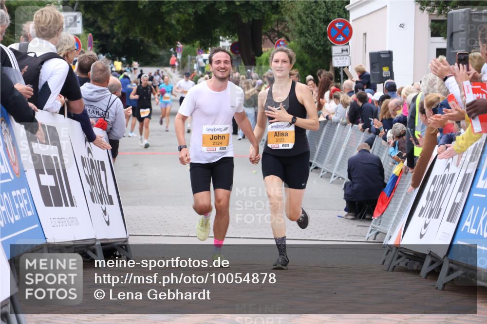 30.08.2026 - Blankeneser Heldenlauf Lena Gebhardt http://msf.ph/oto/10054878 30.08.2026 12:07:08 Ziel 2123, 2124 meine-sportfotos.de