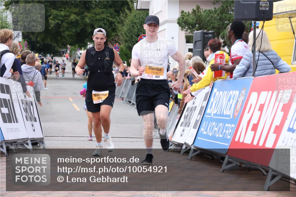 30.08.2026 - Blankeneser Heldenlauf Lena Gebhardt http://msf.ph/oto/10054921 30.08.2026 12:07:19 Ziel 2123, 2124, 2715, 2857 meine-sportfotos.de