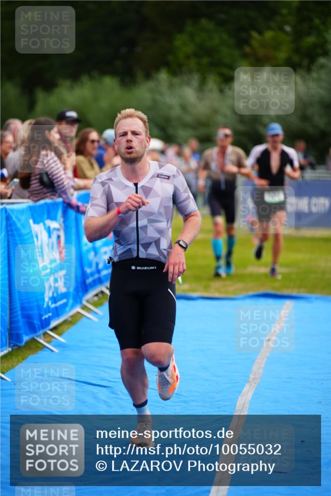 30.08.2026 - Elbe Triathlon Hamburg LAZAROV Photography http://msf.ph/oto/10055032 30.08.2026 11:00:39 Ziel 248, 584, 621 meine-sportfotos.de