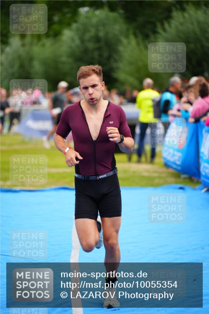 30.08.2026 - Elbe Triathlon Hamburg LAZAROV Photography http://msf.ph/oto/10055354 30.08.2026 11:02:51 Ziel 525 meine-sportfotos.de