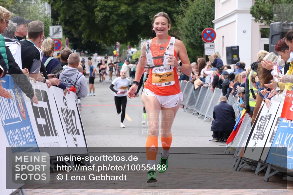 30.08.2026 - Blankeneser Heldenlauf Lena Gebhardt http://msf.ph/oto/10055488 30.08.2026 12:08:59 Ziel 2304, 2448, 2841 meine-sportfotos.de