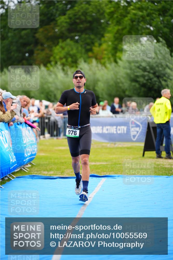 30.08.2026 - Elbe Triathlon Hamburg LAZAROV Photography http://msf.ph/oto/10055569 30.08.2026 11:04:16 Ziel 976 meine-sportfotos.de