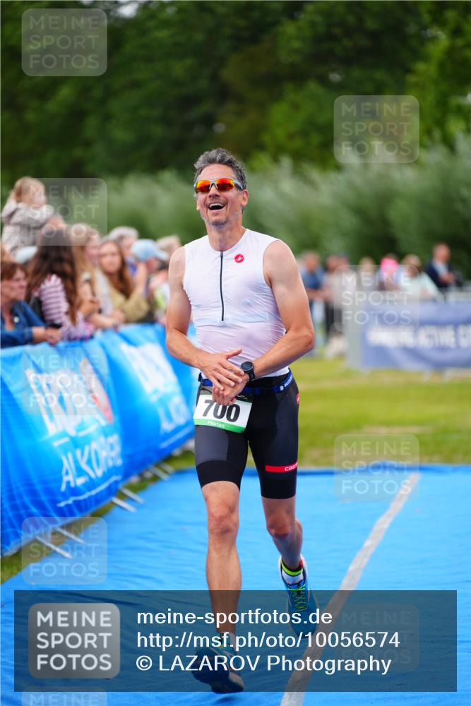 30.08.2026 - Elbe Triathlon Hamburg LAZAROV Photography http://msf.ph/oto/10056574 30.08.2026 11:11:44 Ziel 700 meine-sportfotos.de