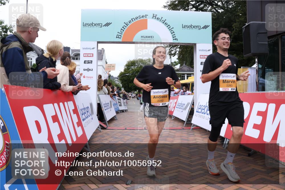 30.08.2026 - Blankeneser Heldenlauf Lena Gebhardt http://msf.ph/oto/10056952 30.08.2026 12:14:36 Ziel 2012, 2130, 2282, 2283, 4044 meine-sportfotos.de