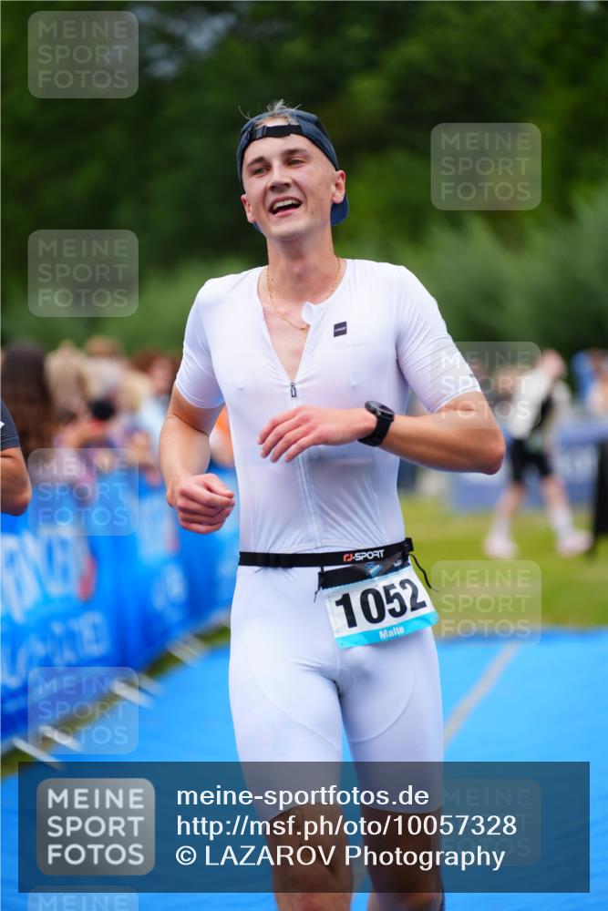 30.08.2026 - Elbe Triathlon Hamburg LAZAROV Photography http://msf.ph/oto/10057328 30.08.2026 11:18:28 Ziel 548, 577, 1048, 1052 meine-sportfotos.de
