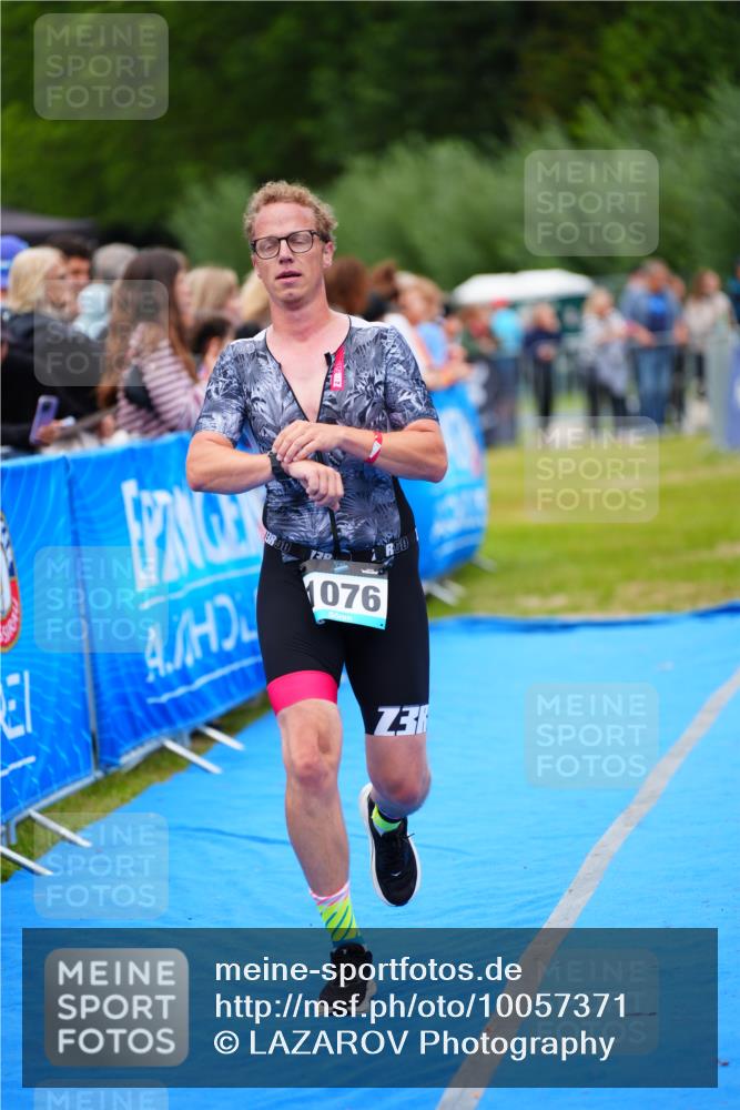 30.08.2026 - Elbe Triathlon Hamburg LAZAROV Photography http://msf.ph/oto/10057371 30.08.2026 11:18:43 Ziel 1076 meine-sportfotos.de