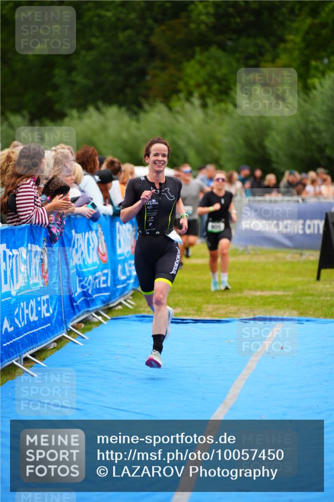 30.08.2026 - Elbe Triathlon Hamburg LAZAROV Photography http://msf.ph/oto/10057450 30.08.2026 11:19:35 Ziel 950, 1091, 1108, 1111 meine-sportfotos.de