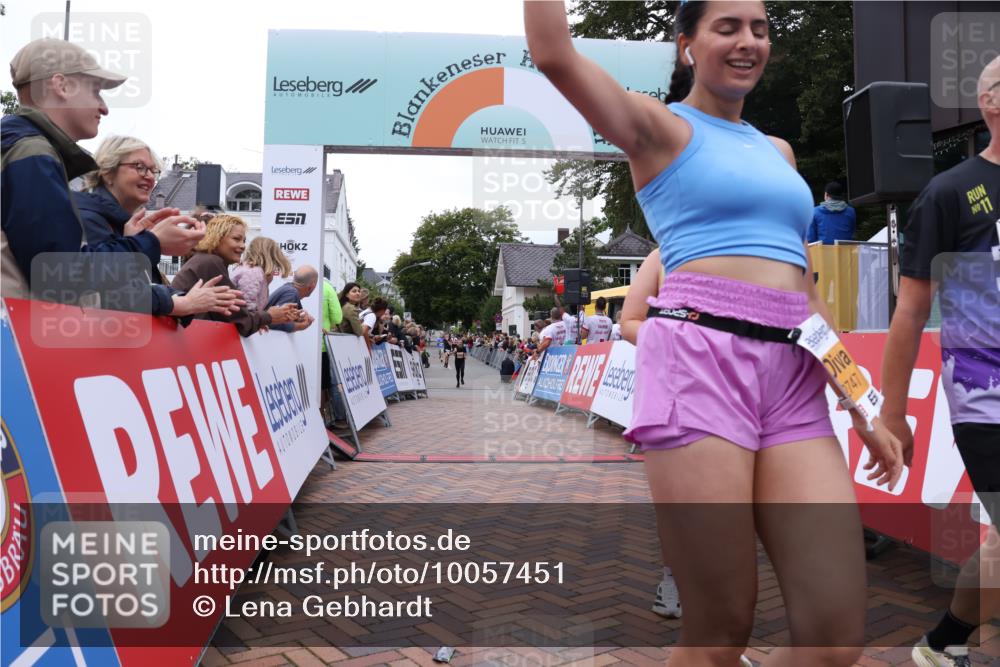 30.08.2026 - Blankeneser Heldenlauf Lena Gebhardt http://msf.ph/oto/10057451 30.08.2026 12:17:03 Ziel 2495, 2742, 2747 meine-sportfotos.de