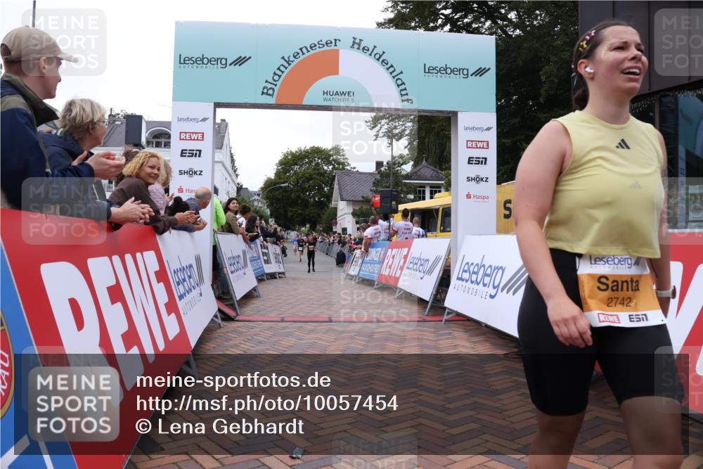 30.08.2026 - Blankeneser Heldenlauf Lena Gebhardt http://msf.ph/oto/10057454 30.08.2026 12:17:03 Ziel 2495, 2742, 2747 meine-sportfotos.de