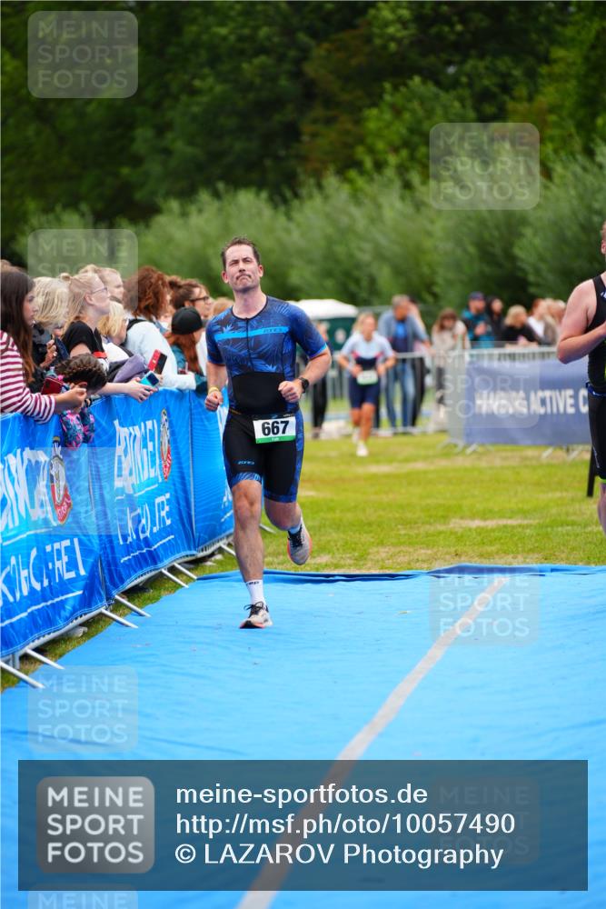 30.08.2026 - Elbe Triathlon Hamburg LAZAROV Photography http://msf.ph/oto/10057490 30.08.2026 11:19:48 Ziel 667, 704 meine-sportfotos.de