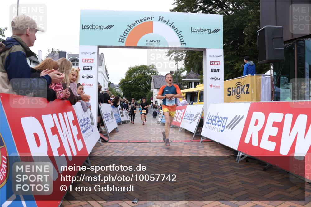 30.08.2026 - Blankeneser Heldenlauf Lena Gebhardt http://msf.ph/oto/10057742 30.08.2026 12:19:01 Ziel 2216, 2217, 4271 meine-sportfotos.de