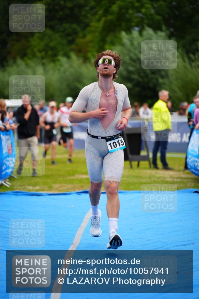 30.08.2026 - Elbe Triathlon Hamburg LAZAROV Photography http://msf.ph/oto/10057941 30.08.2026 11:23:46 Ziel 988, 1015, 1138 meine-sportfotos.de