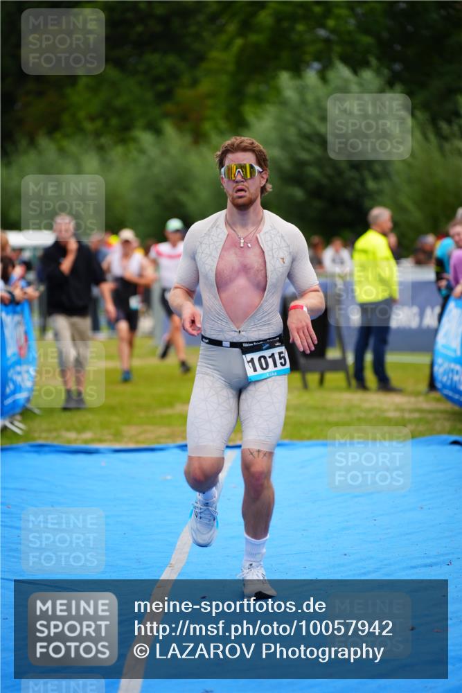 30.08.2026 - Elbe Triathlon Hamburg LAZAROV Photography http://msf.ph/oto/10057942 30.08.2026 11:23:46 Ziel 988, 1015, 1138 meine-sportfotos.de