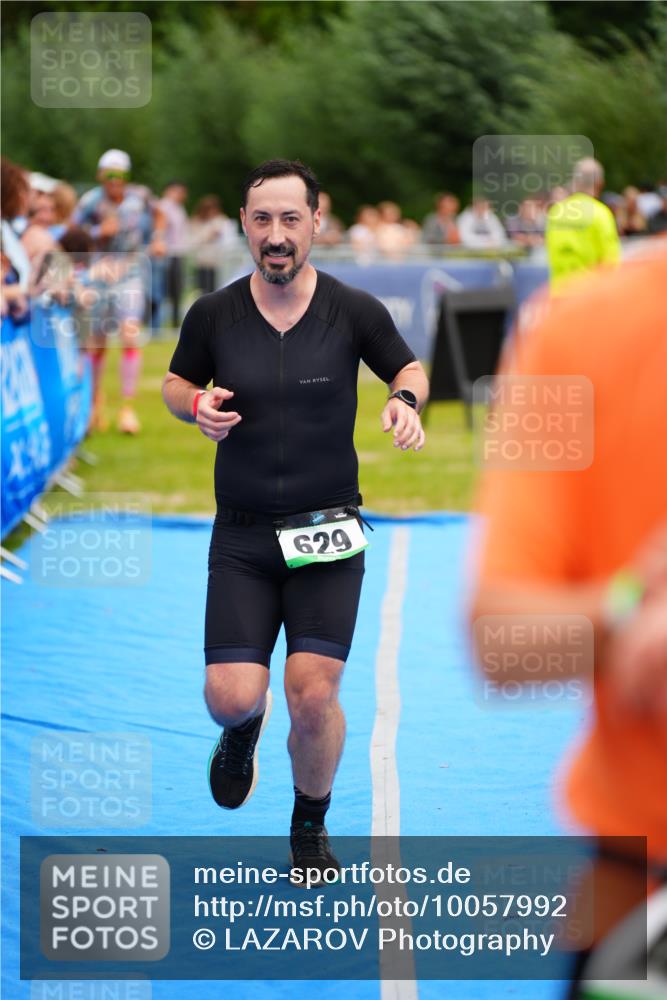 30.08.2026 - Elbe Triathlon Hamburg LAZAROV Photography http://msf.ph/oto/10057992 30.08.2026 11:24:04 Ziel 472, 629, 1314 meine-sportfotos.de