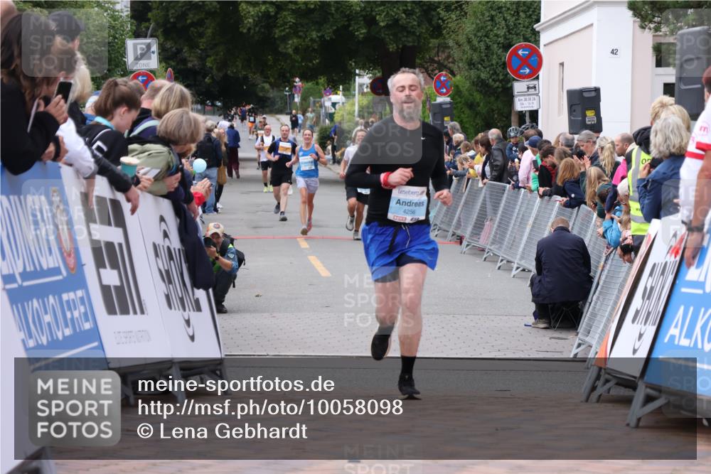 30.08.2026 - Blankeneser Heldenlauf Lena Gebhardt http://msf.ph/oto/10058098 30.08.2026 12:20:37 Ziel 4256, 4293 meine-sportfotos.de
