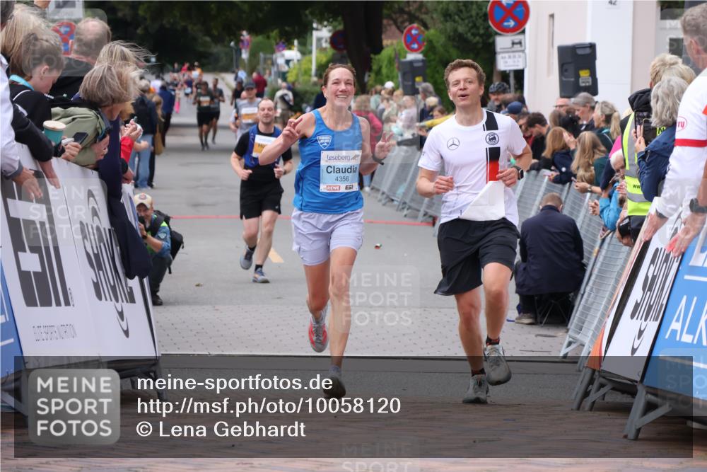 30.08.2026 - Blankeneser Heldenlauf Lena Gebhardt http://msf.ph/oto/10058120 30.08.2026 12:20:45 Ziel 4256, 4356, 4418 meine-sportfotos.de