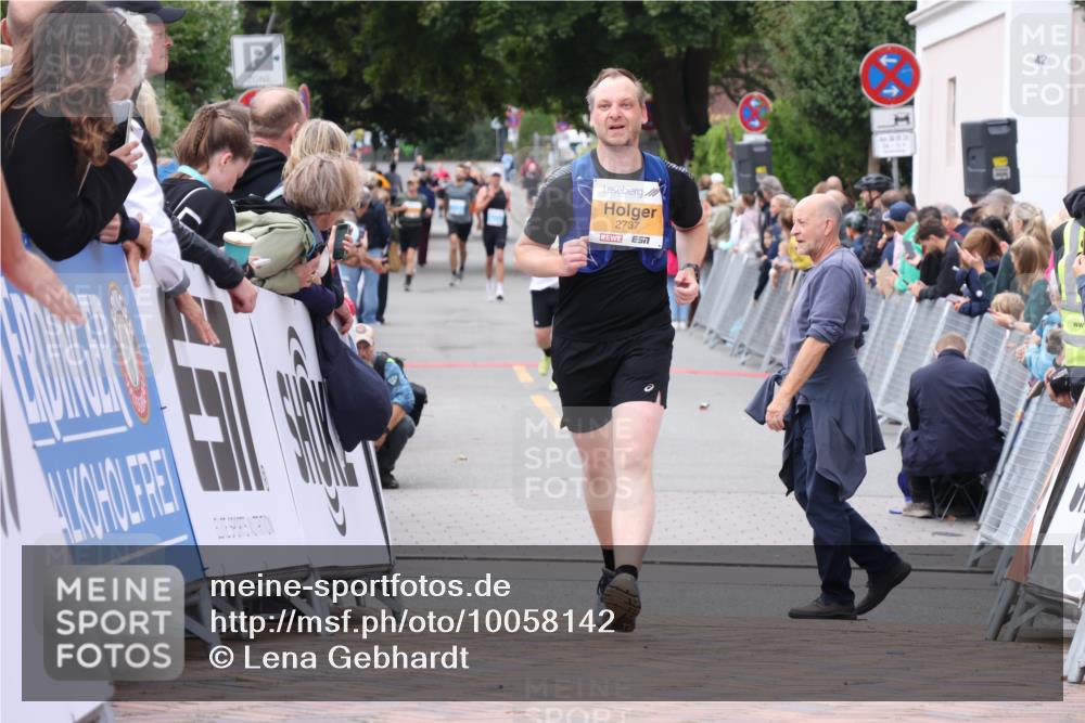30.08.2026 - Blankeneser Heldenlauf Lena Gebhardt http://msf.ph/oto/10058142 30.08.2026 12:20:51 Ziel 2737, 4356, 4418 meine-sportfotos.de