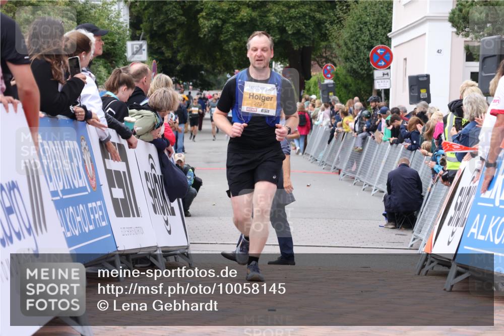 30.08.2026 - Blankeneser Heldenlauf Lena Gebhardt http://msf.ph/oto/10058145 30.08.2026 12:20:52 Ziel 2737, 4356, 4418 meine-sportfotos.de