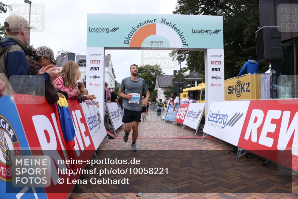 30.08.2026 - Blankeneser Heldenlauf Lena Gebhardt http://msf.ph/oto/10058221 30.08.2026 12:21:16 Ziel 2601, 4393, 4454, 4457 meine-sportfotos.de