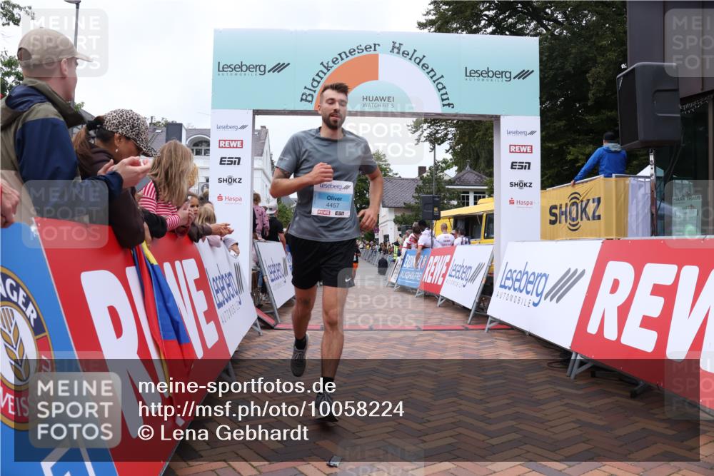 30.08.2026 - Blankeneser Heldenlauf Lena Gebhardt http://msf.ph/oto/10058224 30.08.2026 12:21:16 Ziel 2601, 4393, 4454, 4457 meine-sportfotos.de