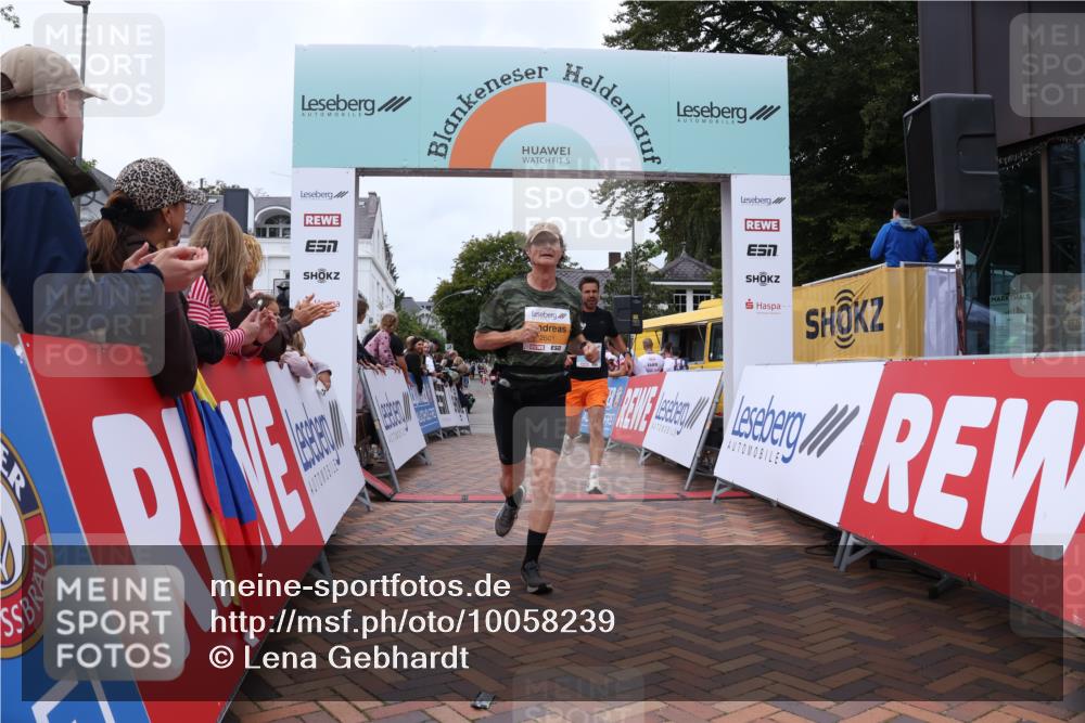30.08.2026 - Blankeneser Heldenlauf Lena Gebhardt http://msf.ph/oto/10058239 30.08.2026 12:21:20 Ziel 2601, 4393, 4457 meine-sportfotos.de