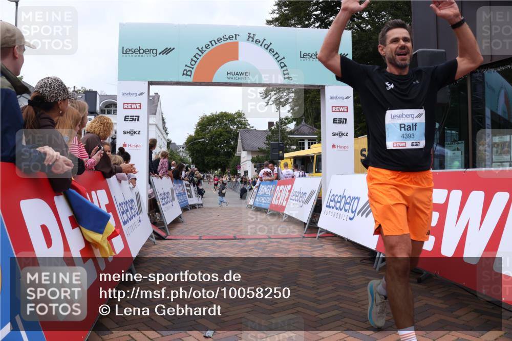 30.08.2026 - Blankeneser Heldenlauf Lena Gebhardt http://msf.ph/oto/10058250 30.08.2026 12:21:22 Ziel 2601, 4393, 4457 meine-sportfotos.de