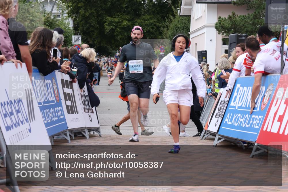 30.08.2026 - Blankeneser Heldenlauf Lena Gebhardt http://msf.ph/oto/10058387 30.08.2026 12:22:05 Ziel 2793, 4225, 4329 meine-sportfotos.de