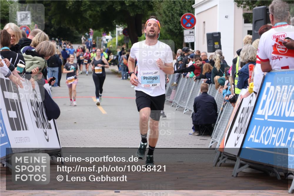 30.08.2026 - Blankeneser Heldenlauf Lena Gebhardt http://msf.ph/oto/10058421 30.08.2026 12:22:12 Ziel 2793, 4322, 4329 meine-sportfotos.de