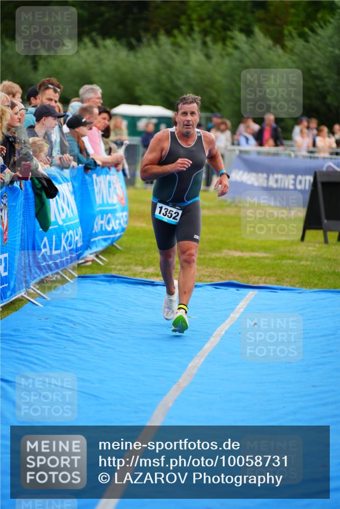 30.08.2026 - Elbe Triathlon Hamburg LAZAROV Photography http://msf.ph/oto/10058731 30.08.2026 11:31:13 Ziel 1352 meine-sportfotos.de