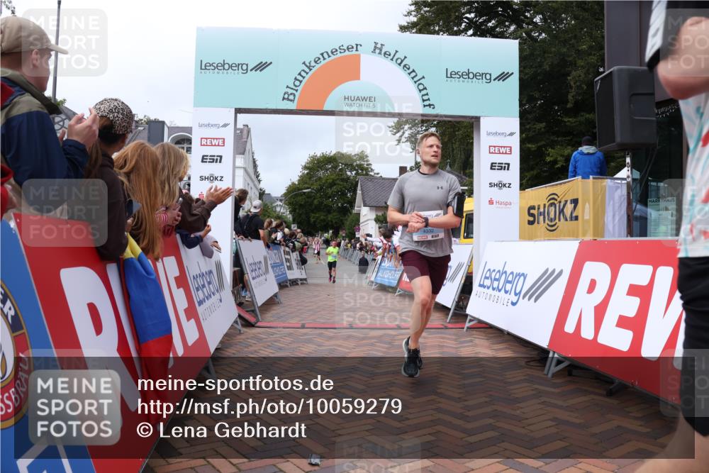 30.08.2026 - Blankeneser Heldenlauf Lena Gebhardt http://msf.ph/oto/10059279 30.08.2026 12:25:35 Ziel 4332, 4333, 4338 meine-sportfotos.de